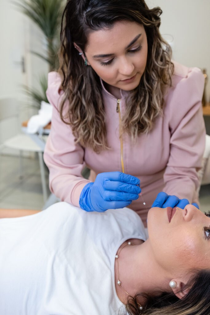 Bigode Chinês: já se pegou observando o espelho e notando aquelas linhas marcantes? Clínica Vitaliza | Estética, Beleza e Saúde